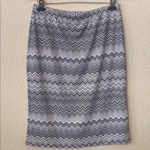 Versona Chevron Patterned Black and White Mini Skirt Size M - Picture 3 of 11